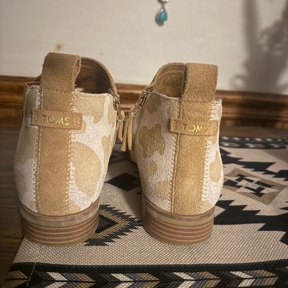 Toms Brand New Tan Suede Ankle Booties with Patterned Heel - Picture 2 of 3